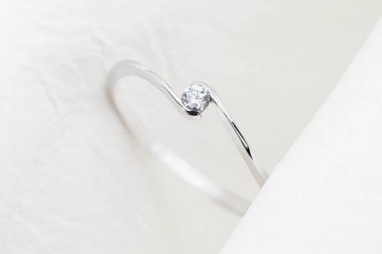 Solitario 18k minimal diamante