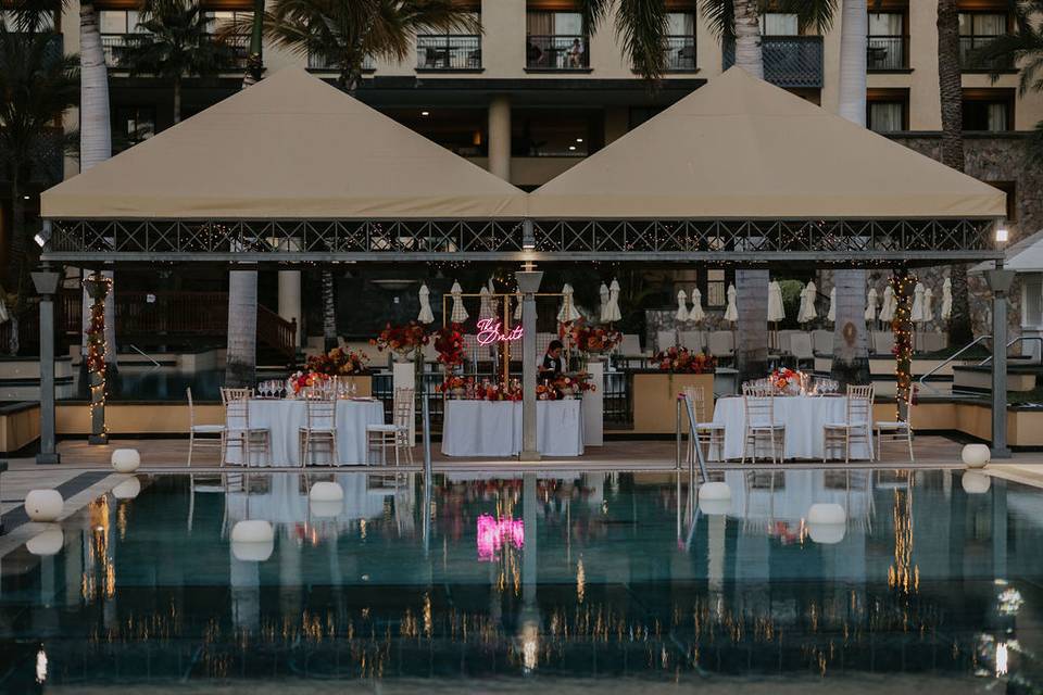 Banquetes entre piscinas