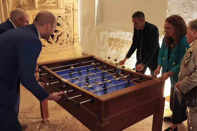 Invitados jugando al futbolín
