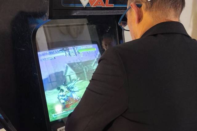 Invitado jugando a recreativa