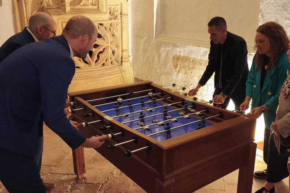 Invitados jugando al futbolín