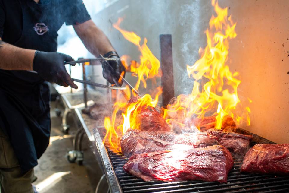 Carne a la brasa en barbacoa