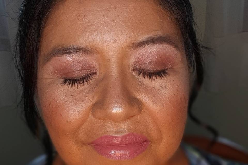 Maquillaje muy sutil invitada