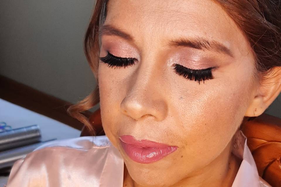 Maquillaje de invitada con pestaña