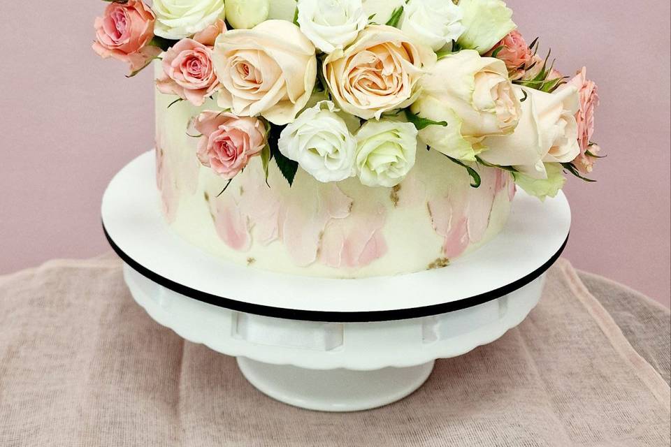 Tarta con bouquet de rosas