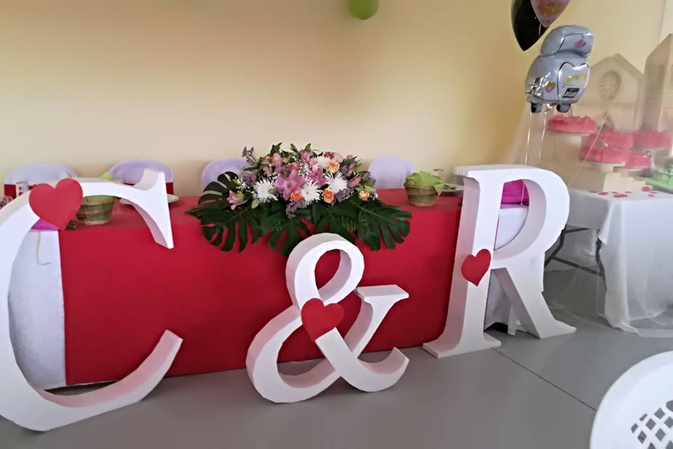 Mesa nupcial con letras gigantes