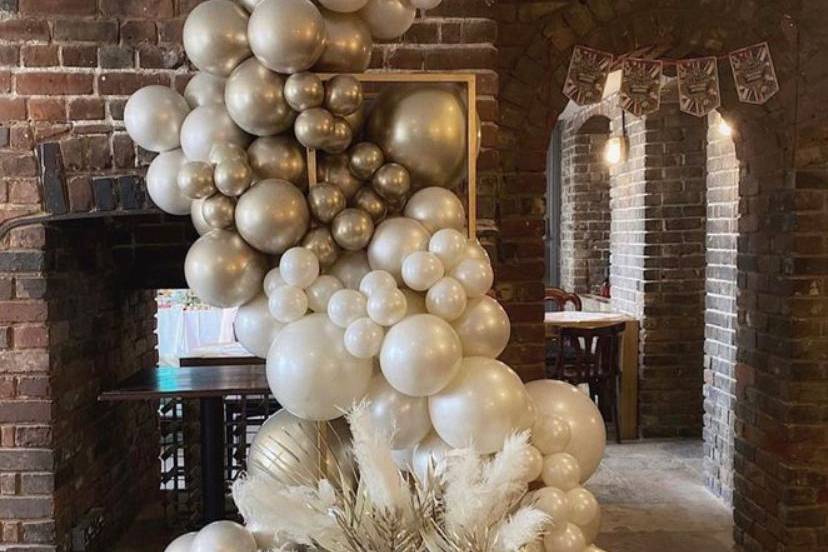 Guirnalda de globos con flores