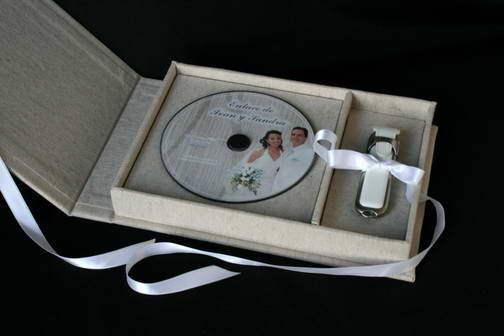 Caja 2 DVD + USB