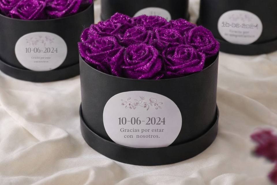 Detalle invitados morado