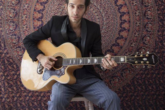 Jose con guitarra acústica