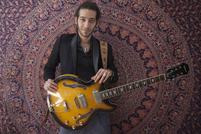 Jose con guitarra eléctrica