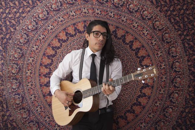 Axel con guitarra acústica