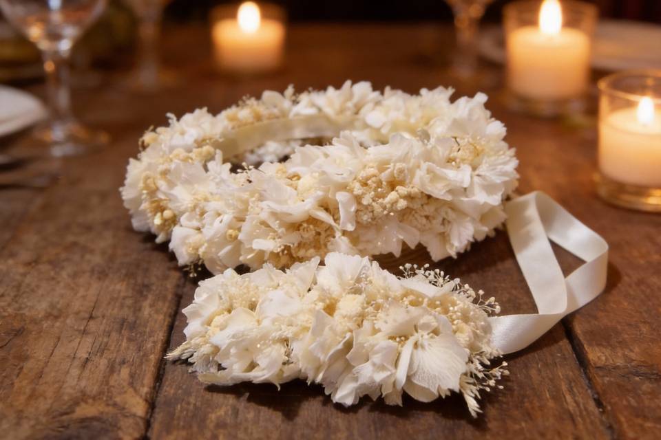 Diadema y pulsera con flor preservada