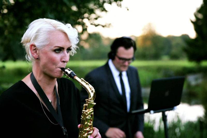 Saxofonista en la boda civil