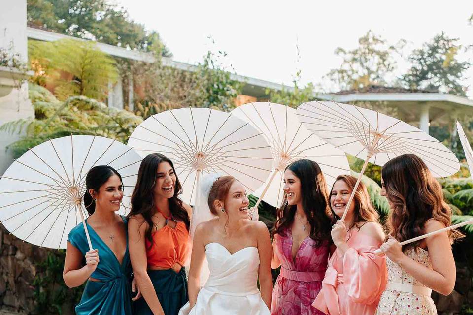 La novia y sus amigas con sombrillas