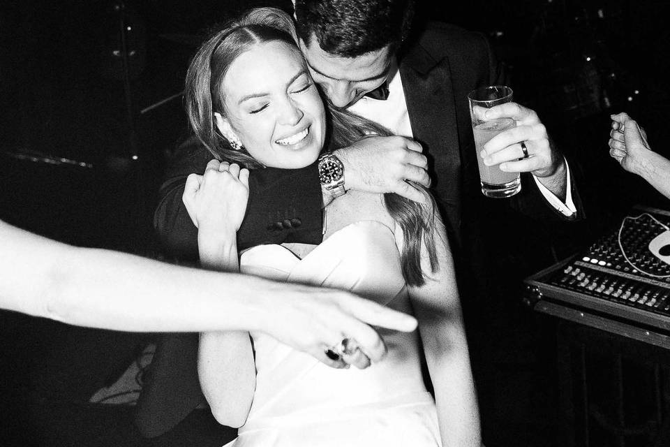 La novia bailando, en blanco y negro