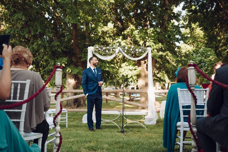 Novio esperando en el altar