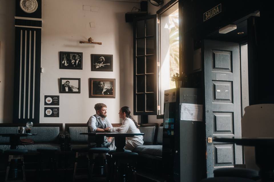 Postboda en un bar vintage