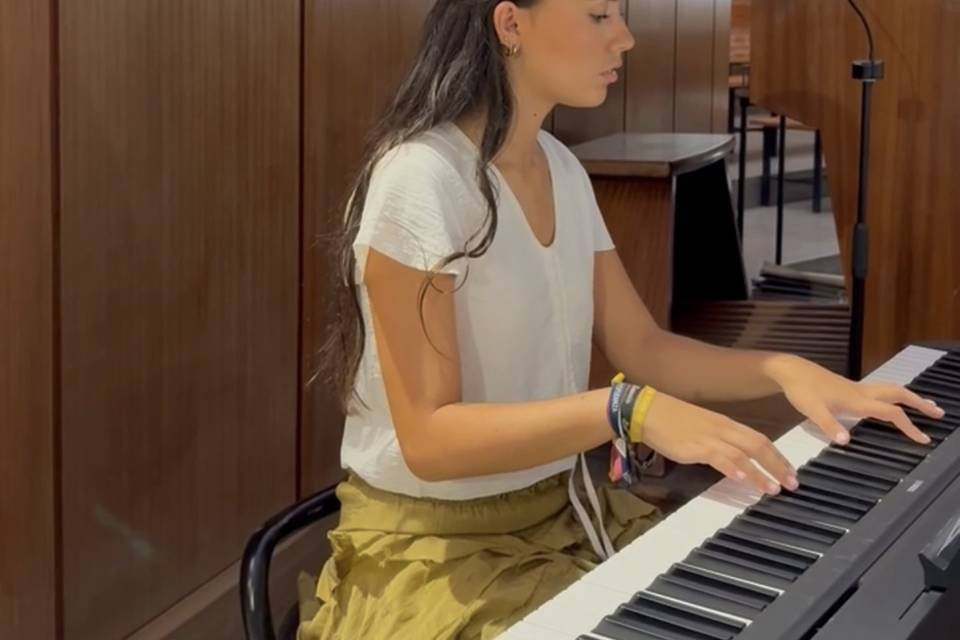 Sofia al piano y voces