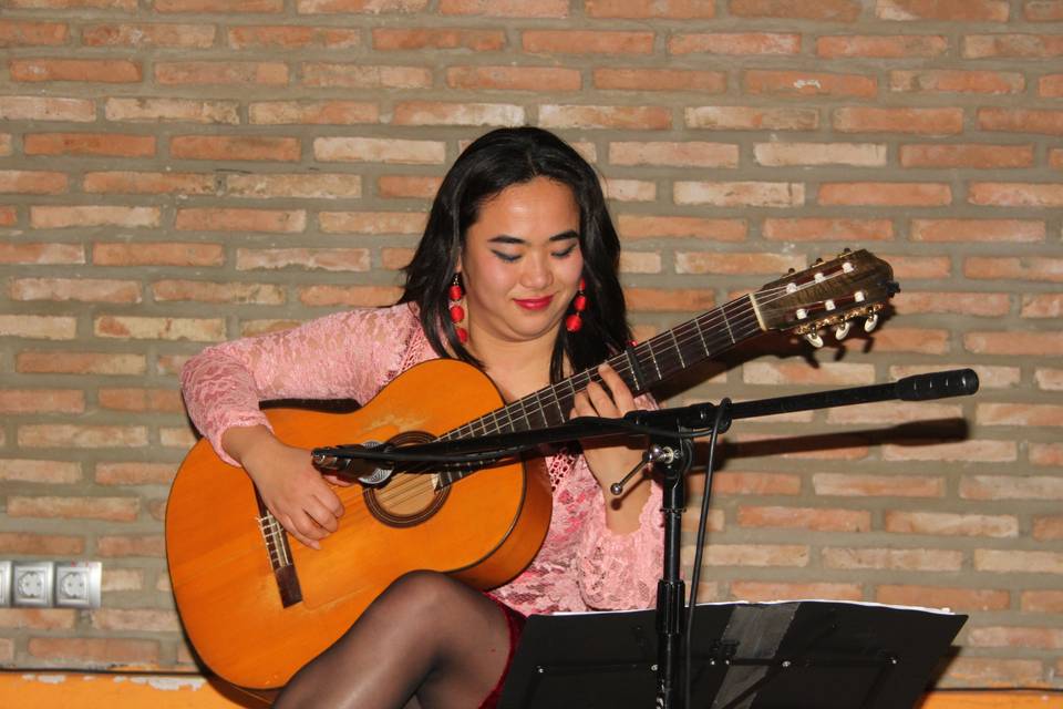 Tocando la guitarra flamenca