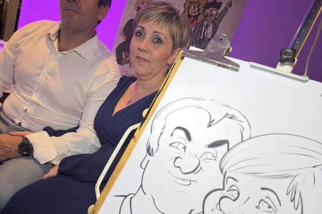 Caricatura junto a los novios