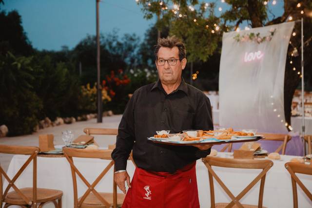 Camarero_bandeja_aperitivos_exterior
