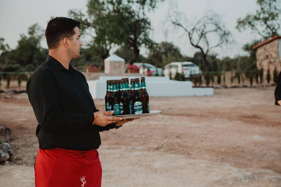 Camarero_bandeja_cervezas_exterior