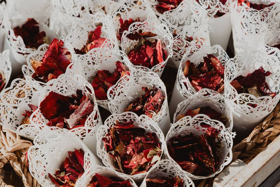 Cono_decorativo_petalos_rojos