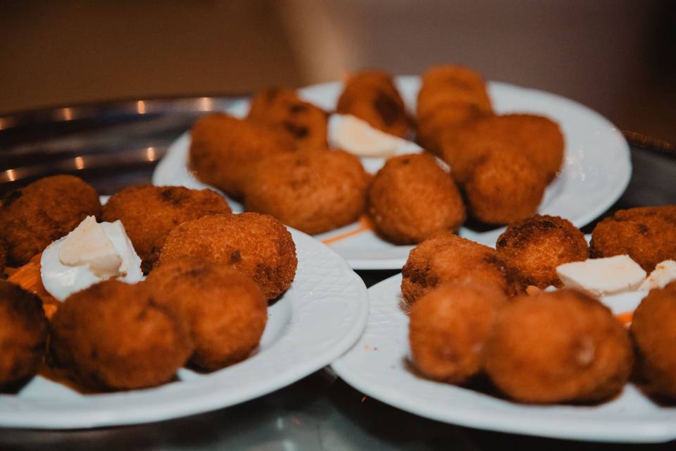 Croquetas_catering_con_guarnicion