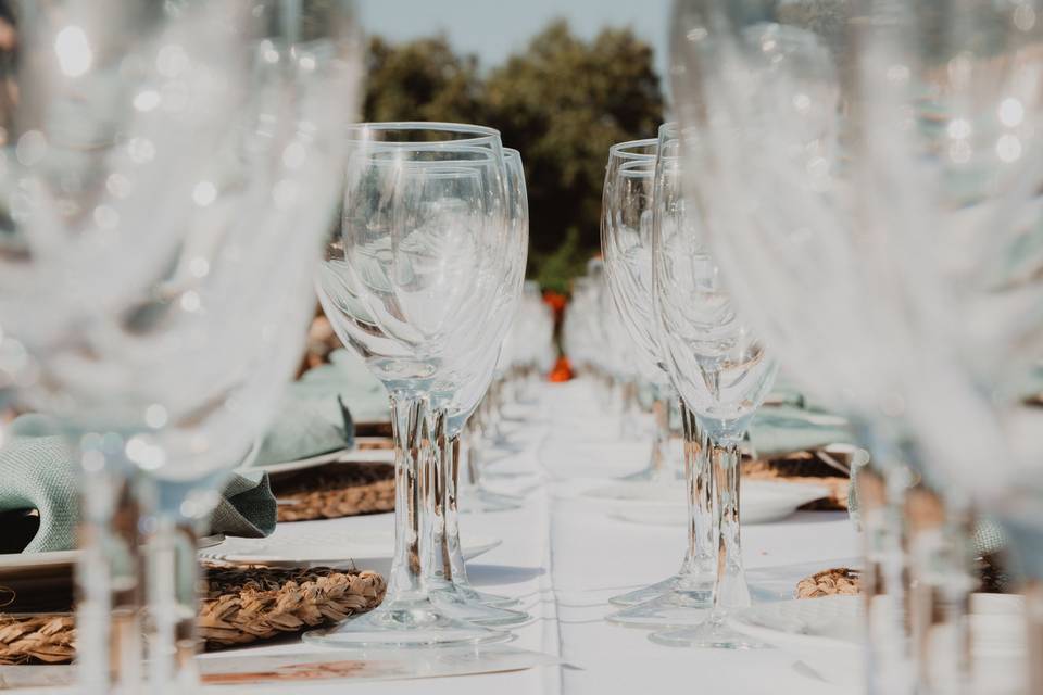 Detalle_copas_de_vidrio_mesa_blanca