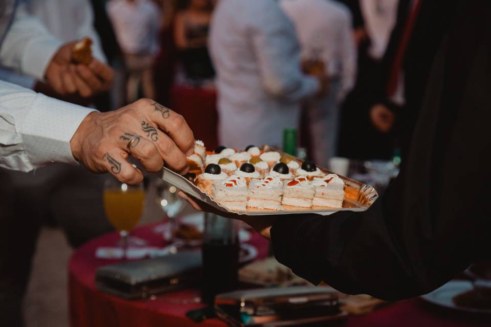 Mano_tomando_aperitivo_bandeja