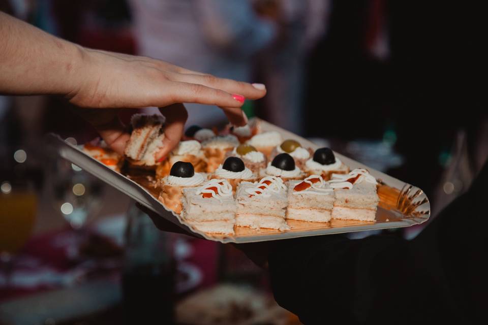 Mano_tomando_canape_de_trayecto