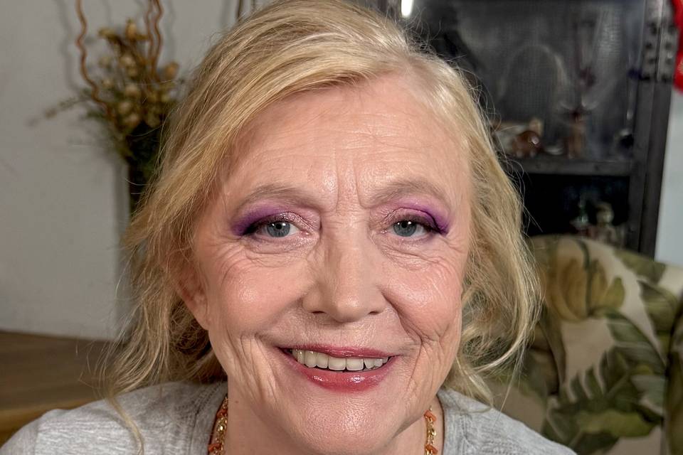 Maquillaje morado