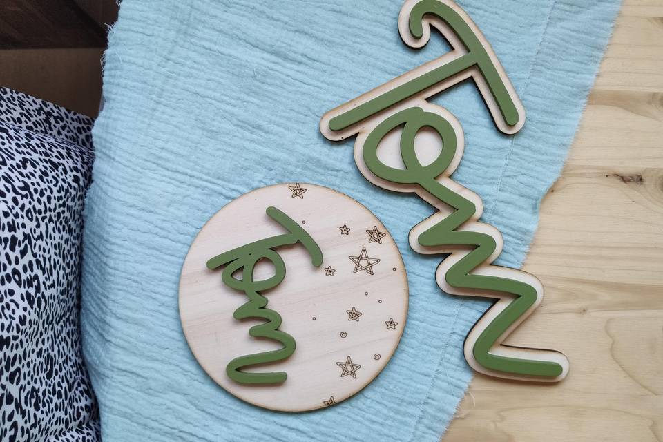 Nombres decorativos en relieve