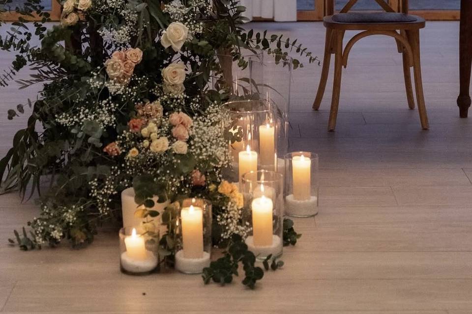Mesa presidencial con velas