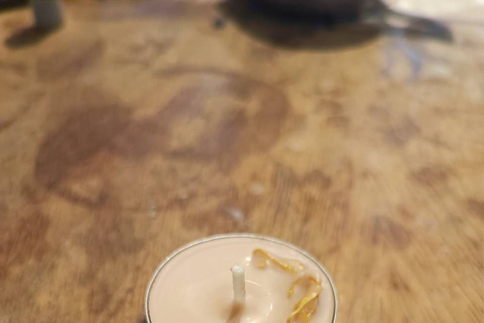 Marrón con pétalos manzanilla