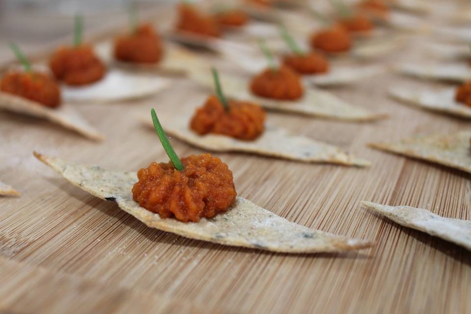 Paté rojo en galletas de espelta