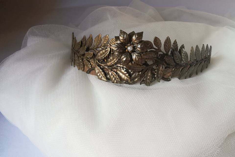 Tiara de latón cobrizo