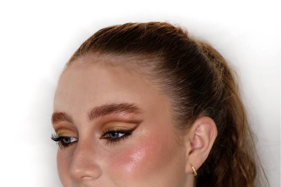 Glowy makeup