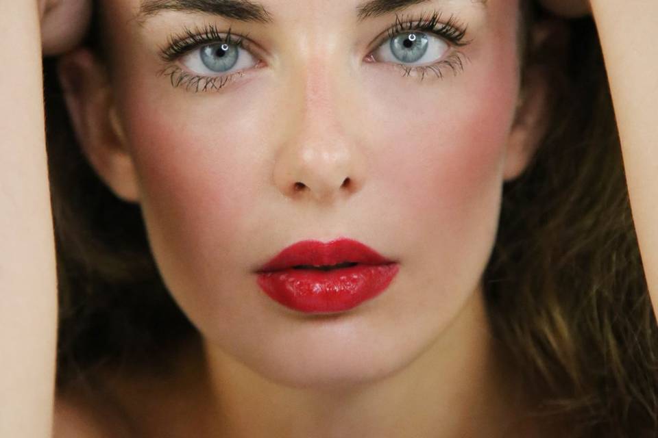 Maquillaje con labios rojos