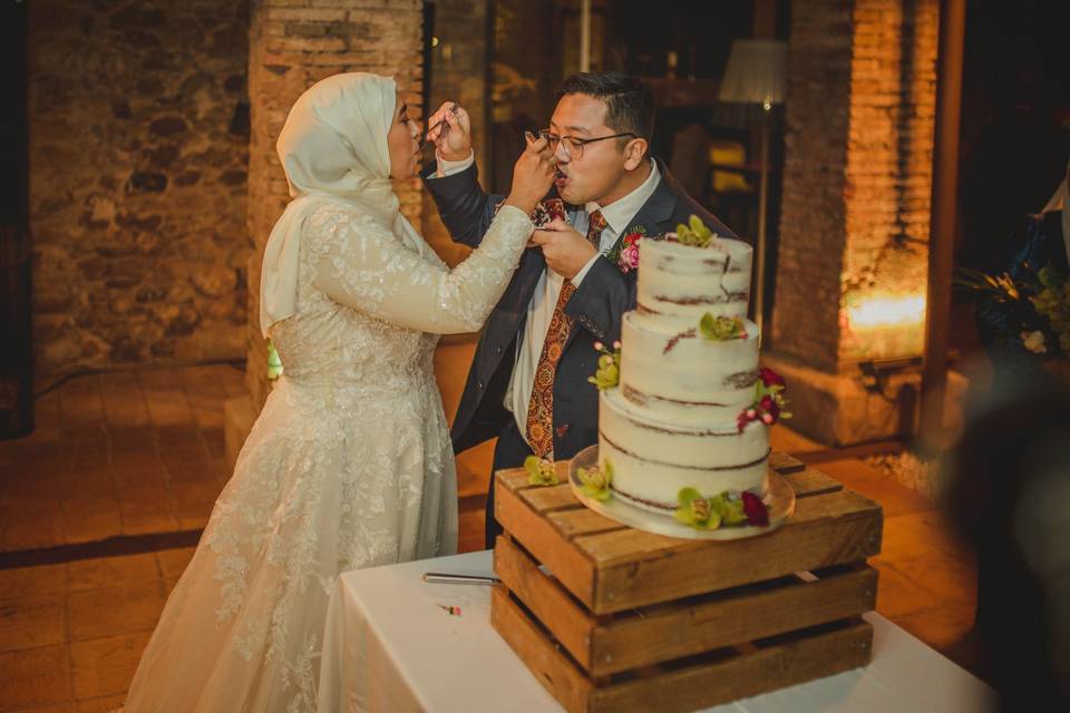 Cortando el pastel de bodas