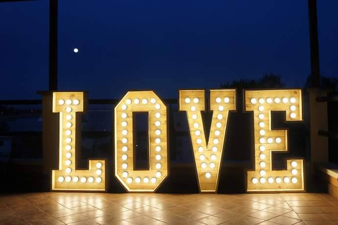 Letrero love iluminado con led