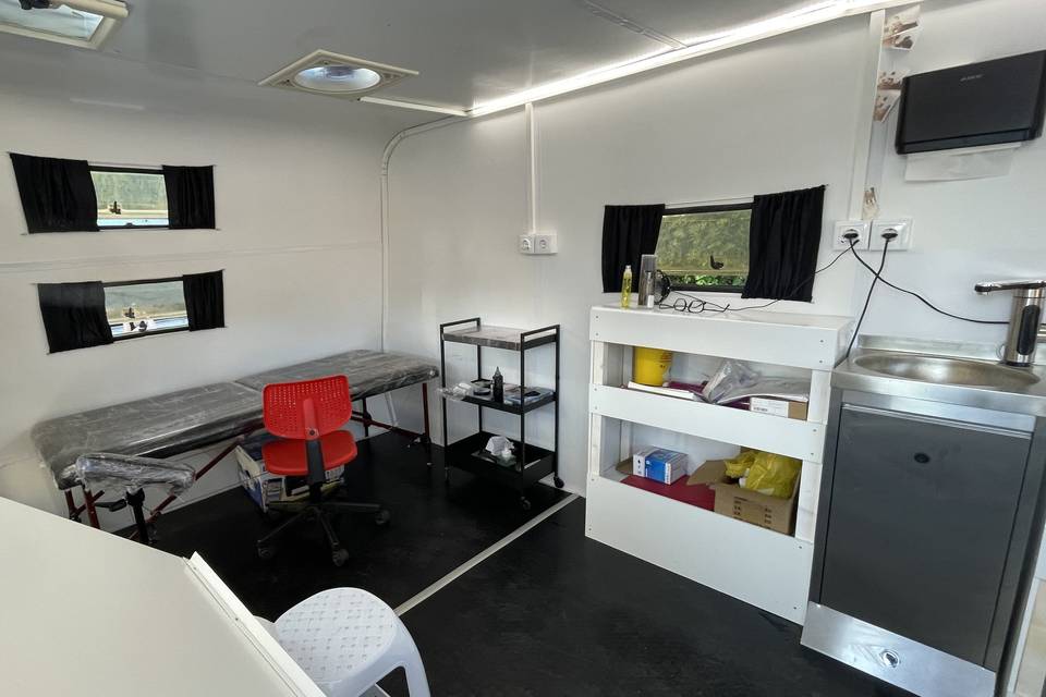Cabina de tatuar amplia y como