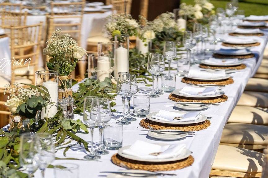 Combinación de flores y velas
