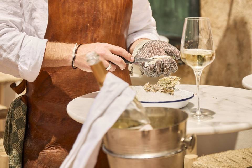 Oysters Shucker