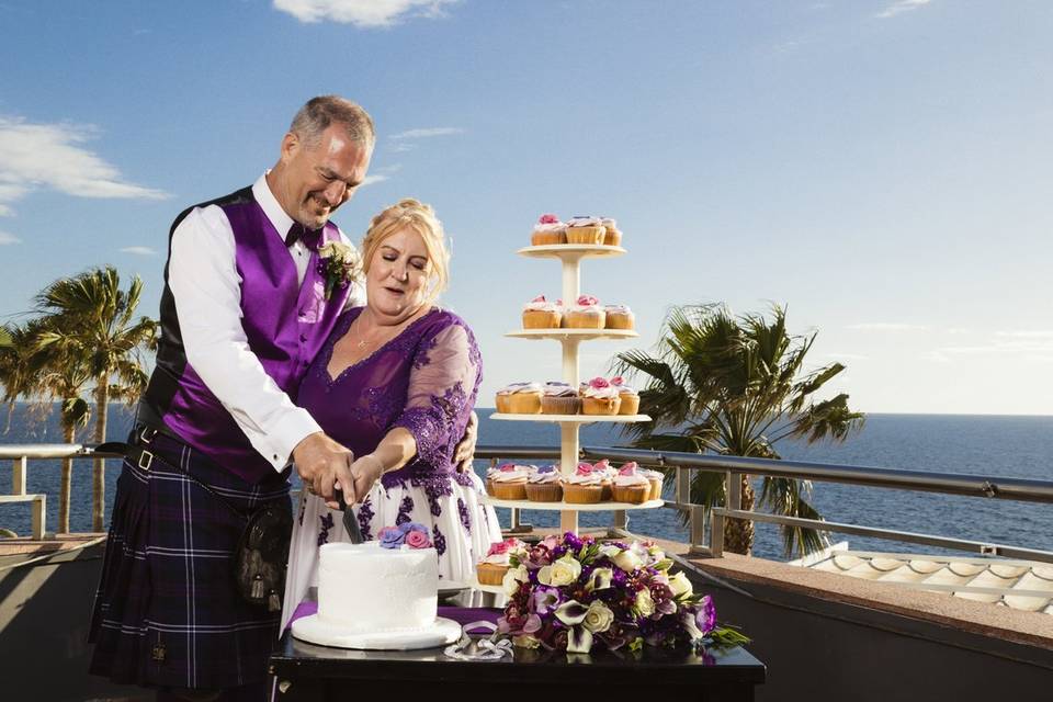 Partiendo la tarta de la boda