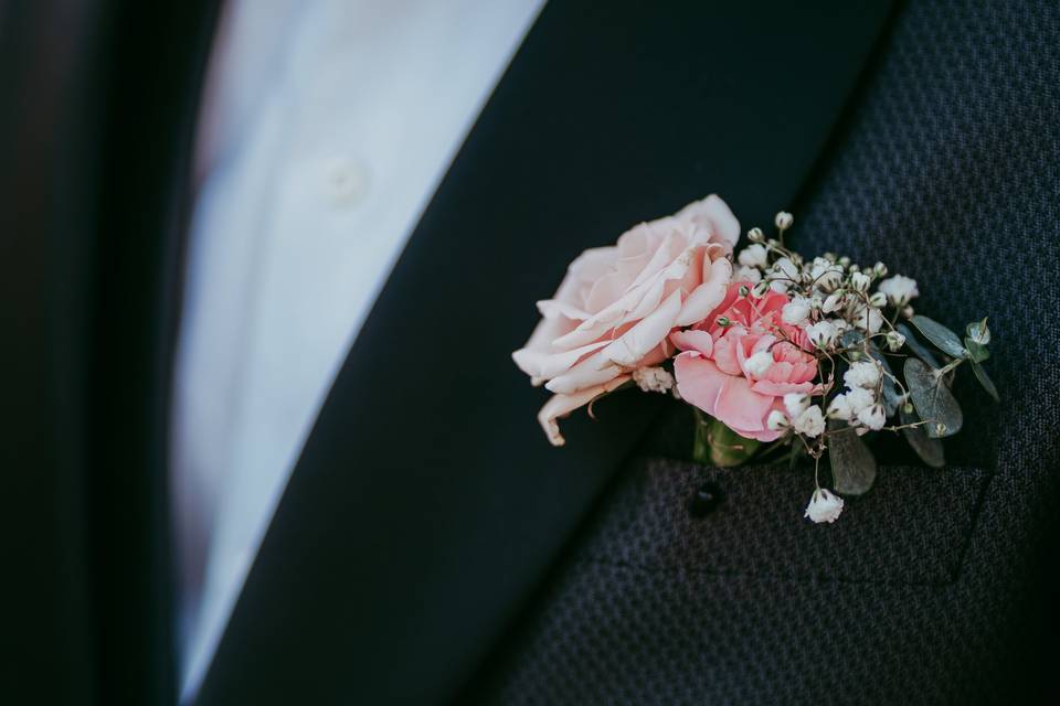 Detalle en traje de novio