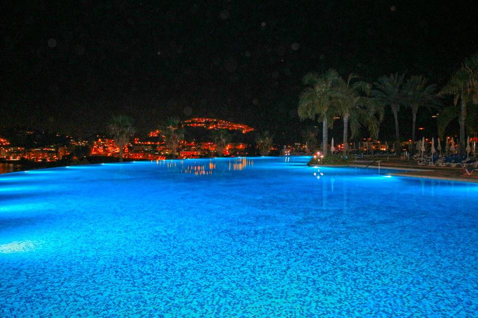 Piscina vista nocturna