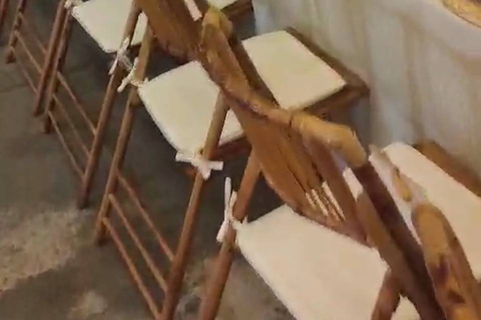 Mesa decorada con jarrones