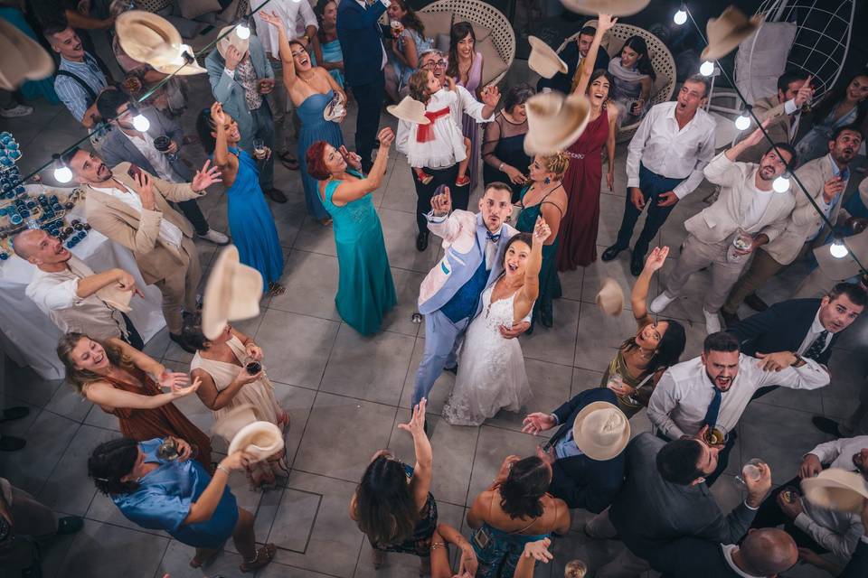 Fiesta, sombreros al aire